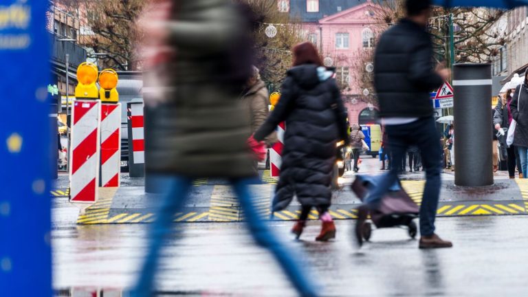 Kauf von Geschenken: Händler mit Weihnachtsgeschäft bisher unzufrieden