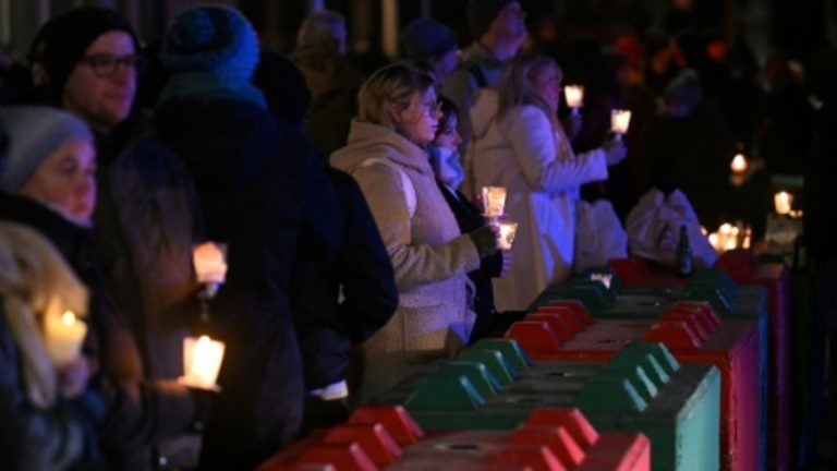 Tausende bei Lichterkette und AfD-Demo nach Anschlag in Magdeburg