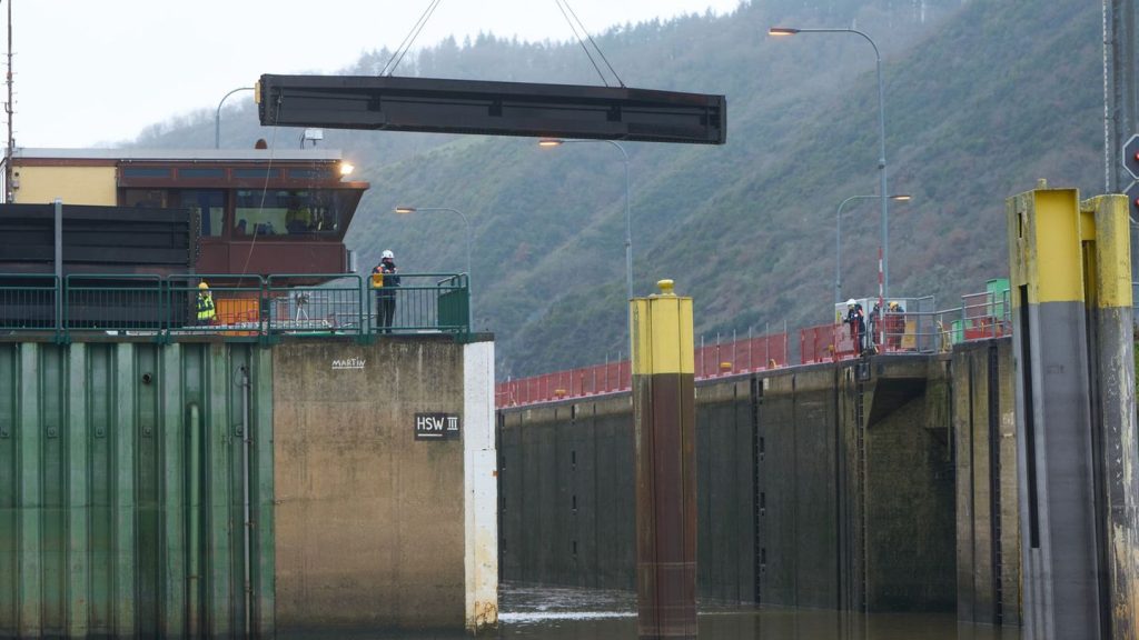 Mosel: Fast alle Güterschiffe durch beschädigte Schleuse gefahren