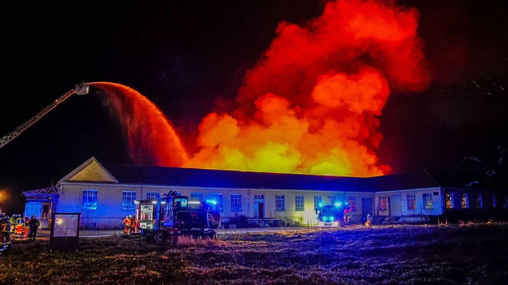 Brände: Feuerwehreinsatz in Wendlingen - Fabrikgebäude brennt nieder