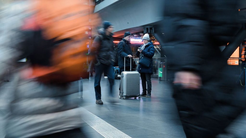 Mit dem Zug zur Familienfeier: Besinnlicher Reiseverkehr in Berlin