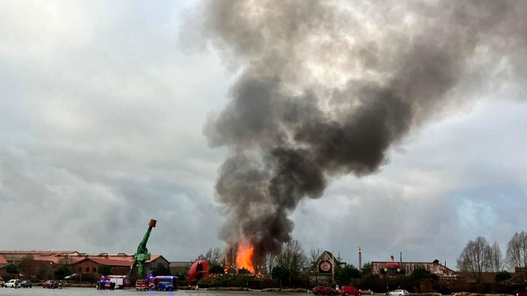 Traktorbahn in Flammen: Brand in "Karls Erlebnis-Dorf" - sechsstelliger Schaden