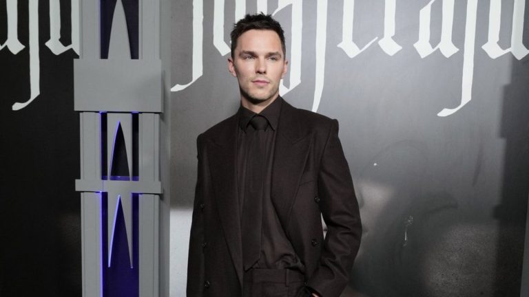 Nicholas Hoult: Ungewöhnliches Geschenk nach "Nosferatu"-Dreh