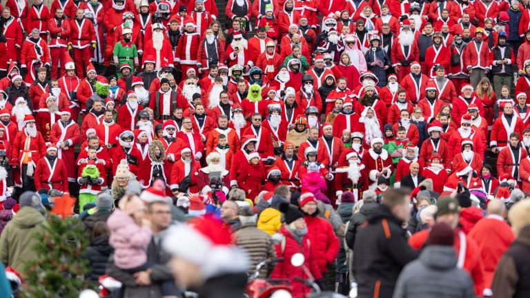 Weihnachten: Weihnachtsmänner in Erfurt läuten Heiligabend ein