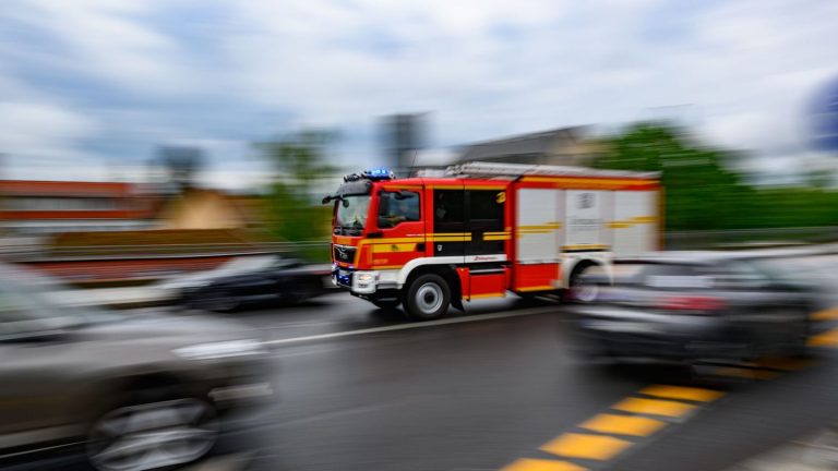 Feuerwehr im Einsatz: Brand in Wohnung - Haus nicht mehr bewohnbar