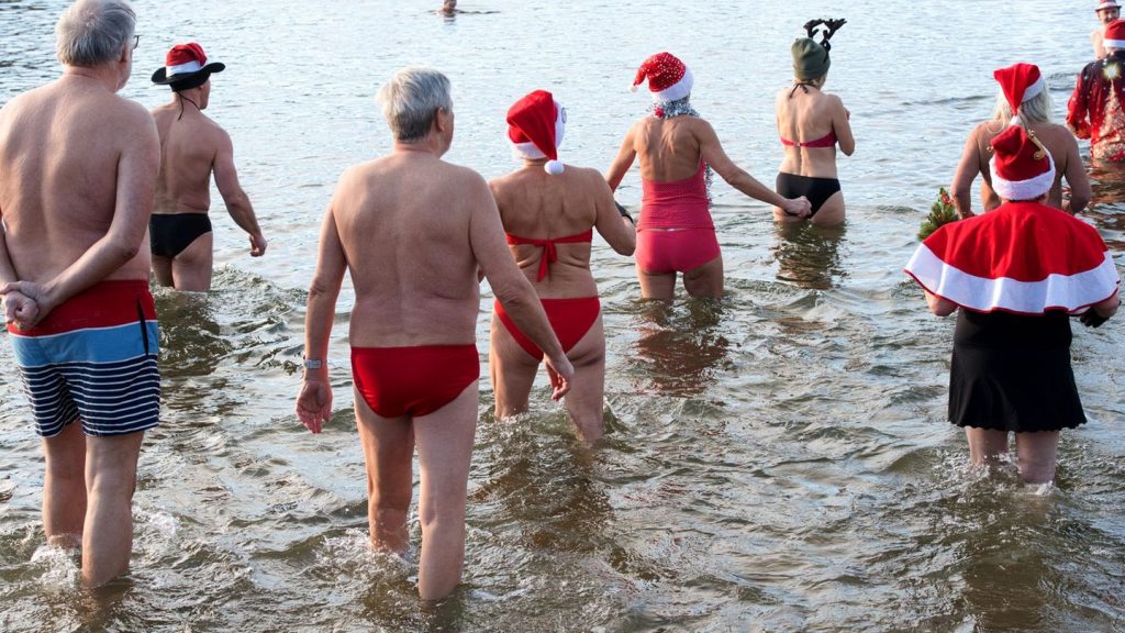 Alle Jahre wieder: 4,1 Grad Wassertemperatur - Berliner machen Weihnachtsbaden