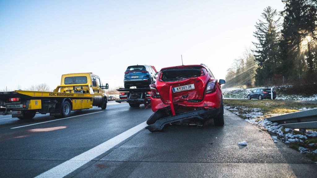 Unfälle: Massenkarambolage auf der A9 - Mädchen schwer verletzt