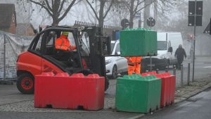 Magdeburger Weihnachtsmarkt: Magdeburg: Rettungswege und Polizeifahrzeug im Fokus