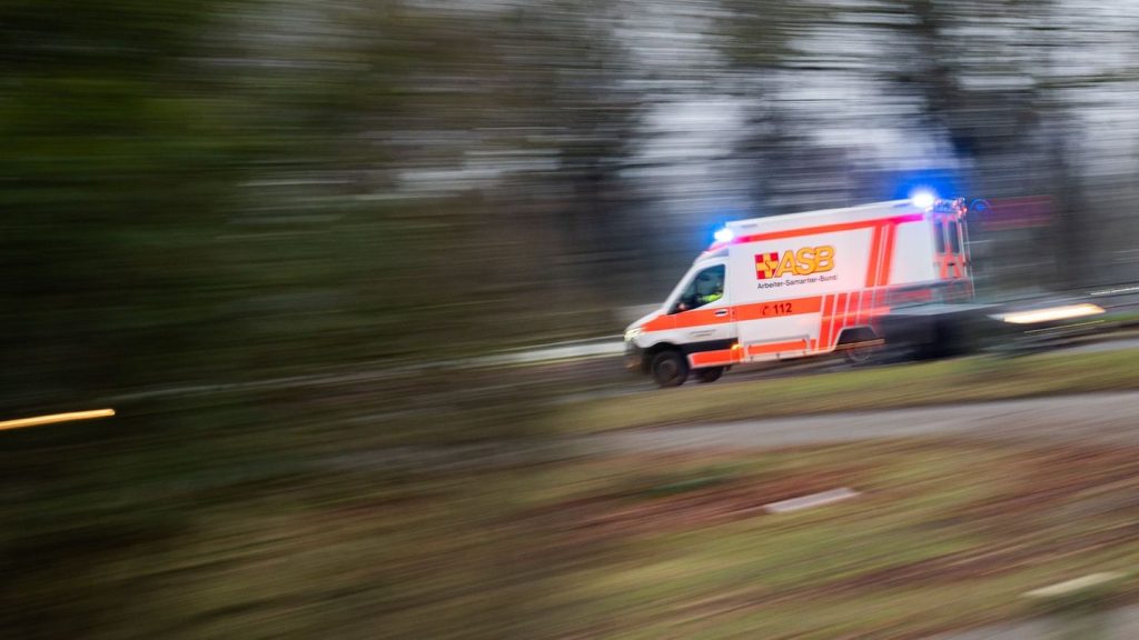 Verkehr: Vater und zwei Kinder bei Unfall teils schwer verletzt