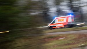 Unfall: Auto prallt gegen Baum - 29-Jähriger tot