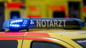 Vogtland: Autofahrer übersieht Fußgängerin – Frau schwer verletzt