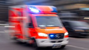 Fahrer in Krankenhaus: 100.000 Euro Schaden bei Unfallfahrt von Linienbus