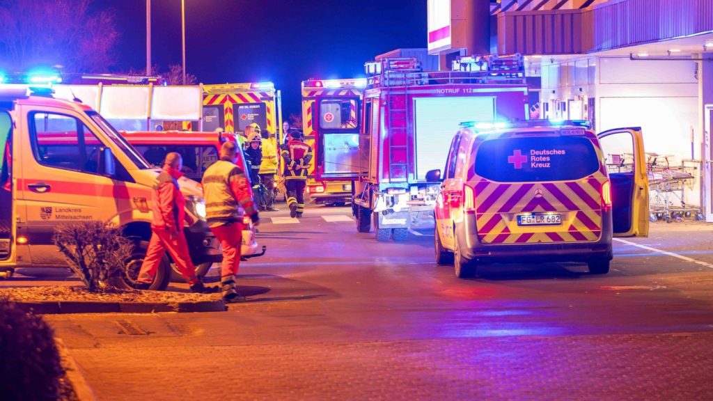 Großeinsatz: Substanz in Supermarkt - 15 Menschen in Krankenhaus