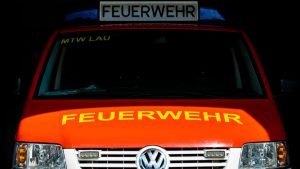 Unfälle: Fahrer von Elektrofahrzeug lebensgefährlich verletzt