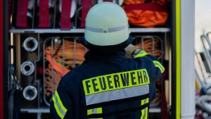 Feuer bei Güstrow: Kinder zündeln mit Feuerwerkskörpern - Scheune brennt ab