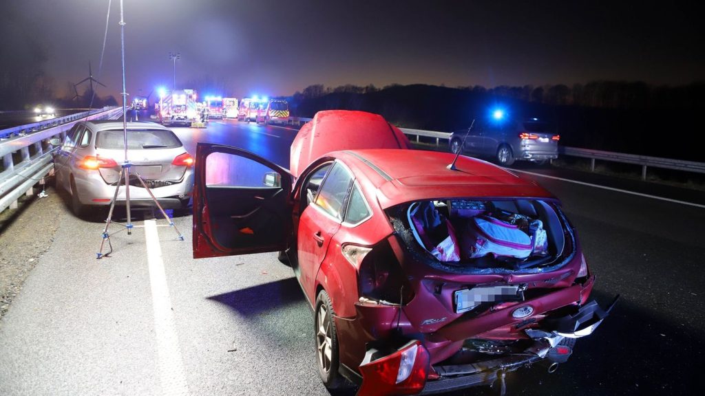 Rettungskräfte im Einsatz: Unfall mit zwölf Fahrzeugen auf A7 - Leichtverletzte