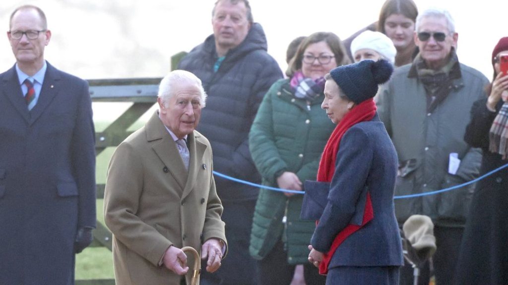 König Charles III.: Zum Sonntagsgottesdienst mit Prinzessin Anne