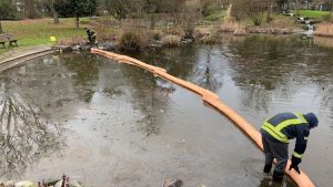 Ölfilm auf dem Wasser: Böller verschmutzen Teich - doppelter Einsatz der Feuerwehr