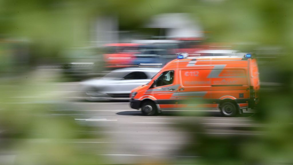 Landkreis Esslingen: Auto prallt gegen Transporter auf A8 – zwei Verletzte