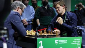 Nach Streit um Kleiderordnung: In Jeans: Carlsen trifft bei Blitzschach-WM auf Niemann