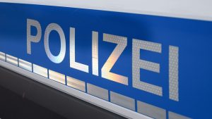 Böller: Unbekannte bewerfen Frau mit Silvesterböllern