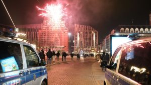 Beschuss mit Pyrotechnik: Jugendliche bewerfen sich in Leipzig mit Böllern