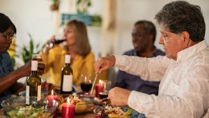 Feiern mit Fremden: Frohes Fest: Wie ein ehemaliger Single einsame Menschen für Weihnachten zusammenbringt