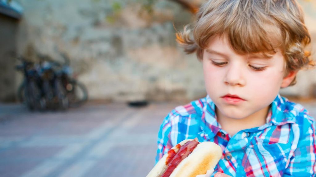 Tweets der Woche: Hab Hotdogs gemacht. K2 will Gemüse. Ey! Da sind Gurken und Röstzwiebeln drauf!