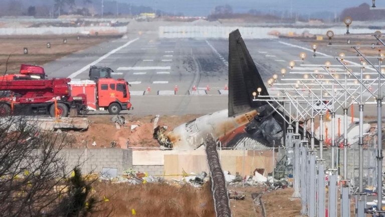 Nach Flugzeugunglück: Südkorea prüft Zulässigkeit von Betonmauer am Flughafen Muan