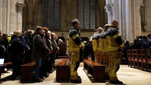 Liveblog: Hunderte trauern bei Gottesdienst – während Rechte durch Magdeburg marschieren