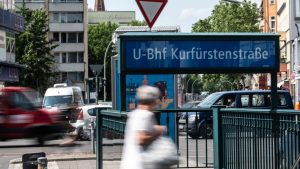 Berlin: Nach Kritik an Böllerei: Mann in U-Bahn-Gleisbett gestoßen