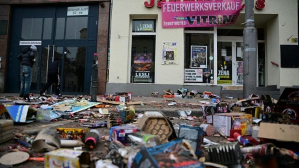 Fünf Menschen sterben bundesweit durch Pyrotechnik - Großeinsätze in Silvesternacht