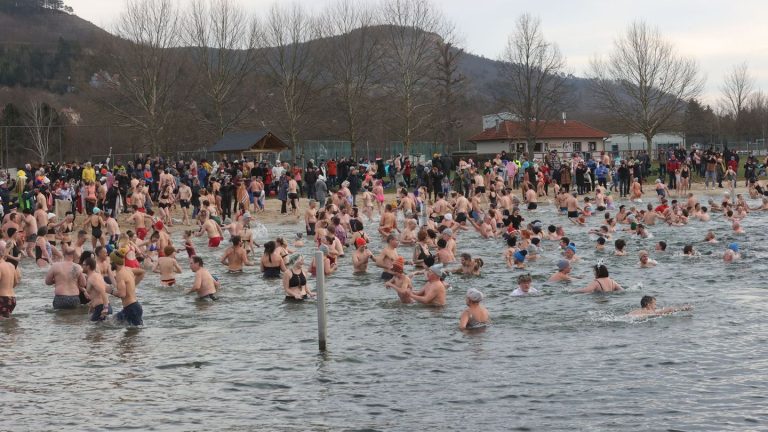 Tradition: Neujahrsschwimmen in Jena lockt Wagemutige