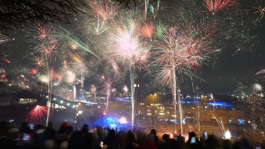 Silvester: Tausende feiern in Hamburg ins neue Jahr 2025