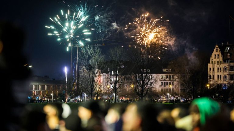 Jahreswechsel: NRW feiert weitgehend friedlich - Toter bei Böller-Unfall