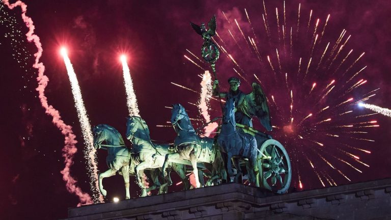 Jahreswechsel in Berlin: Massives Polizeiaufgebot und Wasserrohrbruch zu Silvester