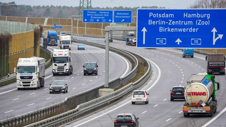 Klimaschutz: Tempolimit auf Berliner Ring: Aktivisten entfernen Schilder