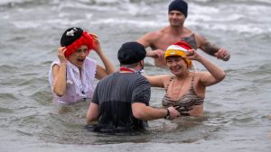 Eisbaden: Anbaden an Neujahr: Mutige springen in die Ostsee