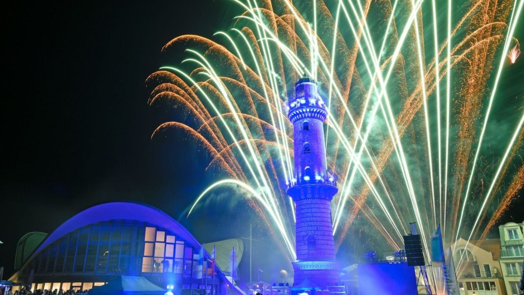 Show zum Neujahrsstart: 25-Jahr-Jubiläum des Warnemünder Turmleuchtens