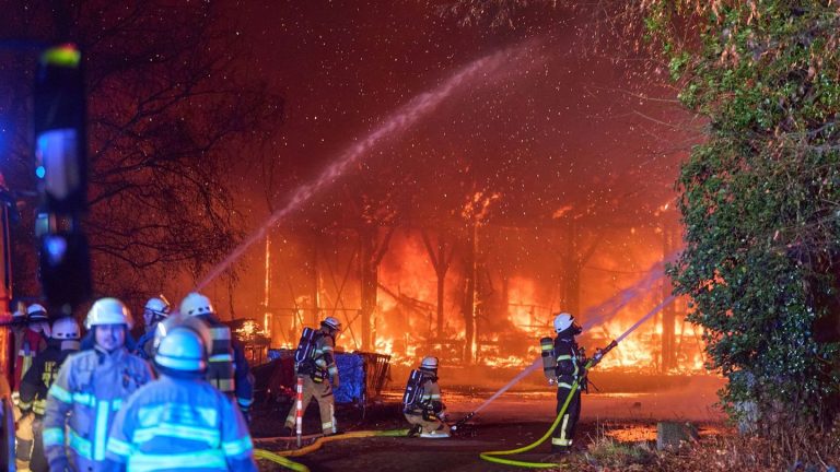 Jahreswechsel: Brände, Verletzte und Betrunkene - viele Silvestereinsätze