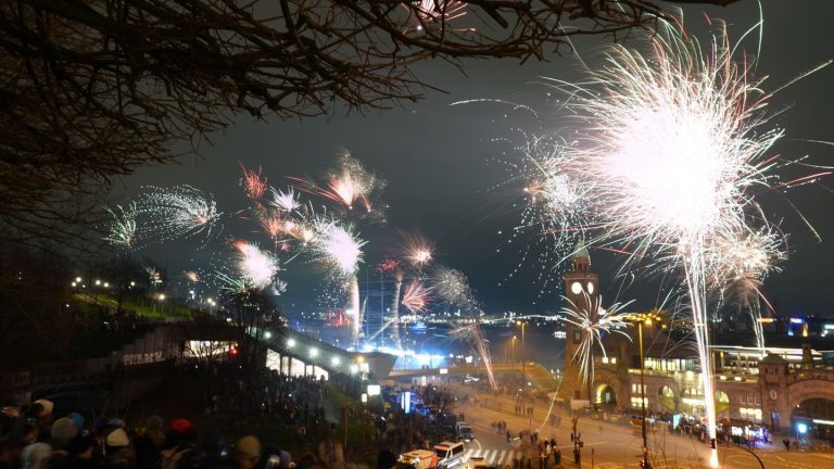 Silvester: Tausende Feiernde läuten in Hamburg neues Jahr ein