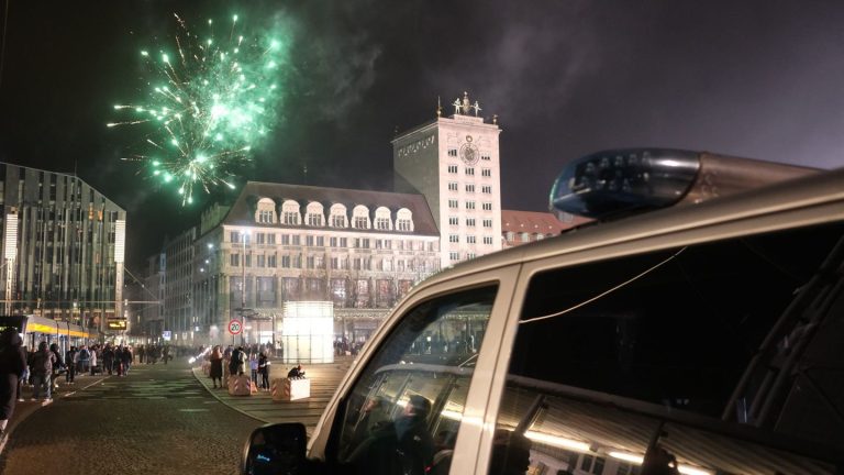 Angriff: Polizei in Leipzig mit Feuerwerk beschossen