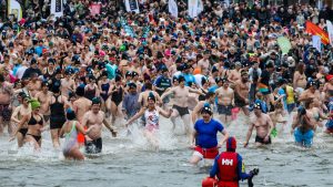 Kalter Start ins Jahr: Hunderte springen zum Neujahrsschwimmen ins eiskalte Wasser