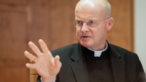 Selbstkritische Predigt: Bischof: Kirche darf keine "Antworten von gestern" geben