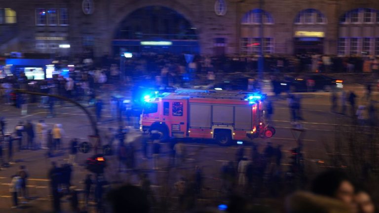 Silvesternacht: Dachstuhl in Hamburg fängt Flammen - Feuerwehr löscht Brand