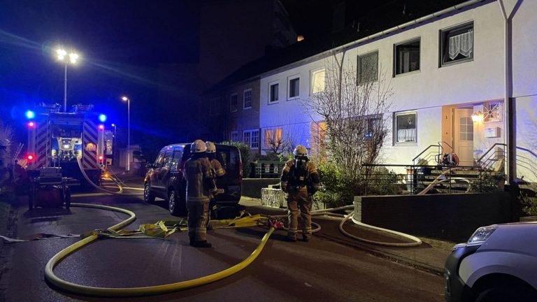 Einsatz am Neujahrstag: Zwei Menschen aus brennendem Reihenhaus gerettet