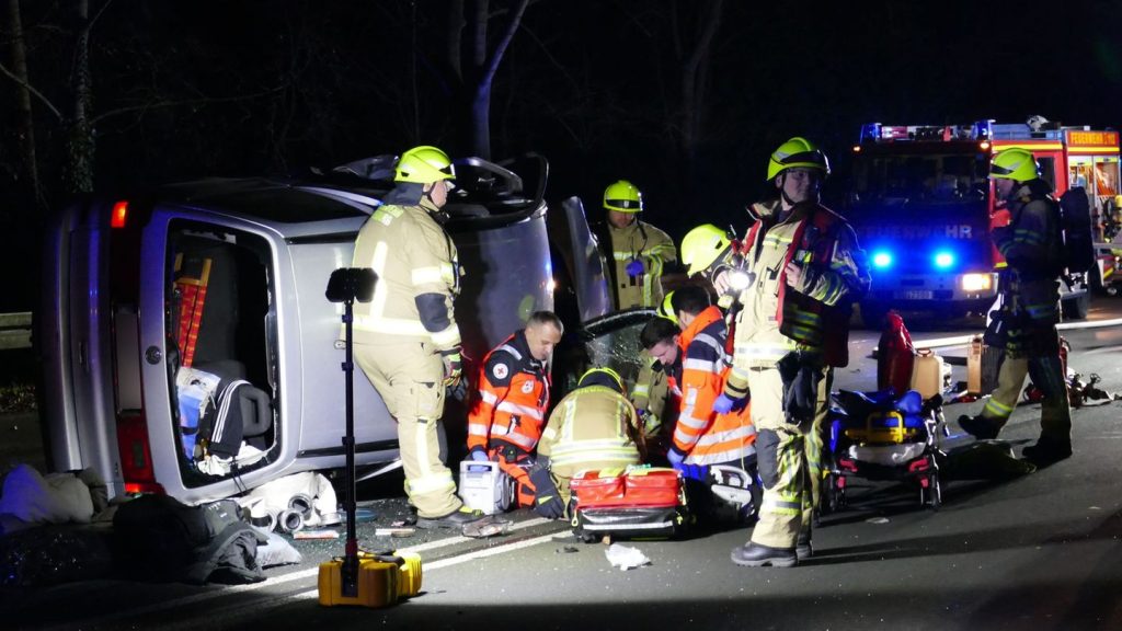 Unfall im Gegenverkehr: Autos stoßen zusammen - sechs Verletzte