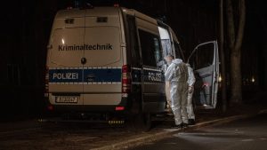 Berlin-Wittenau: Detonation an Zaun von Polizeigebäude - Zwei Beamte verletzt