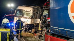 Schwerer Unfall: Lkw prallen aufeinander - zwei Verletzte und Totalschaden