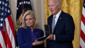 US-Präsident Biden zeichnet Trump-Kritikerin Cheney mit Bürgermedaille aus